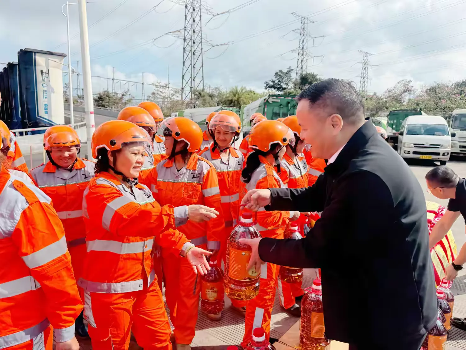 市環(huán)發(fā)公司開展2026年春節(jié)慰問海口市一線環(huán)衛(wèi)工人活動(圖4)