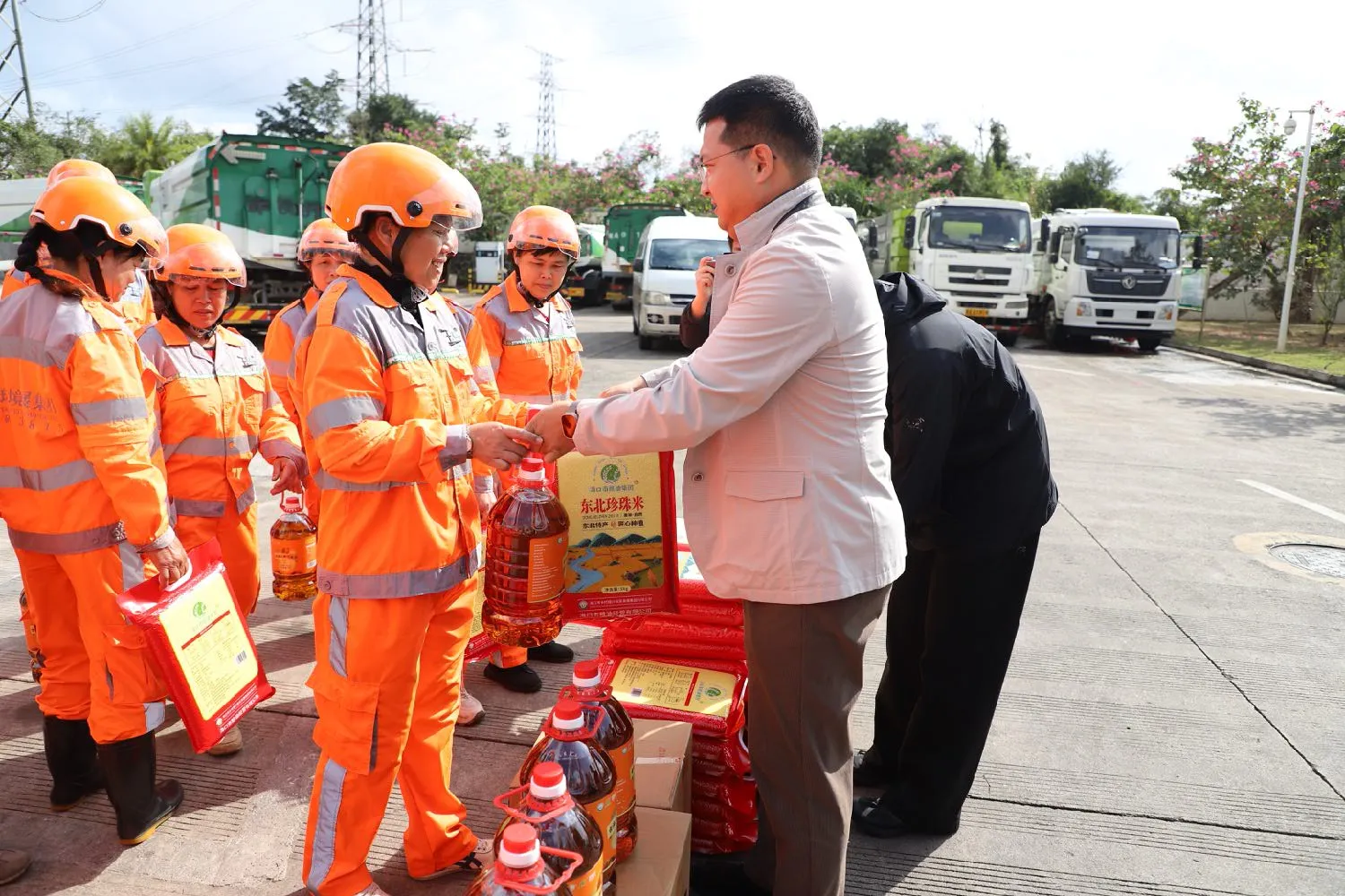 市環(huán)發(fā)公司開展2026年春節(jié)慰問?？谑幸痪€環(huán)衛(wèi)工人活動(圖5)