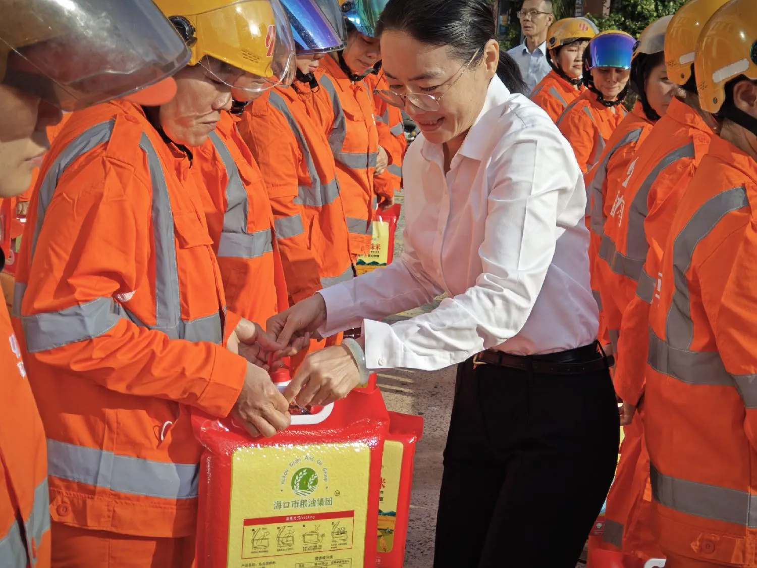 市環(huán)發(fā)公司開展2026年春節(jié)慰問?？谑幸痪€環(huán)衛(wèi)工人活動(圖6)