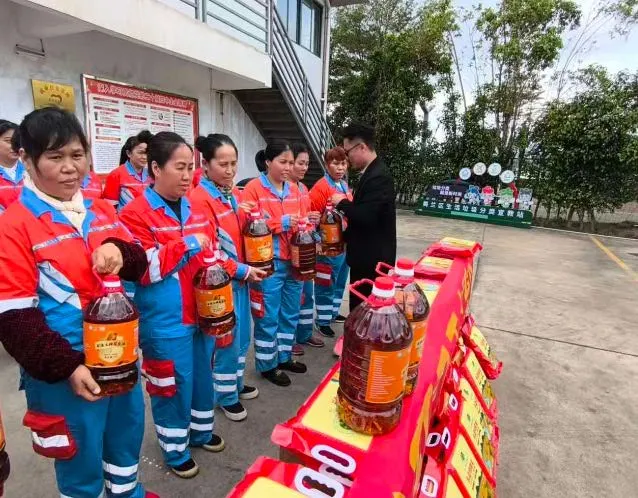 市環(huán)發(fā)公司開展2026年春節(jié)慰問?？谑幸痪€環(huán)衛(wèi)工人活動(圖7)